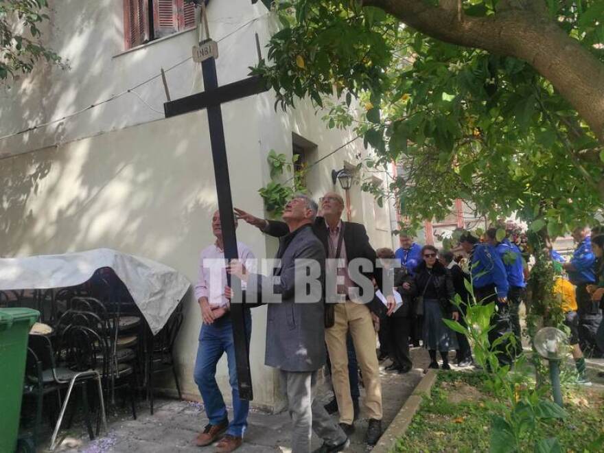 Πάτρα: Με ευλάβεια η περιφορά του Επιταφίου στο Παλαιό Δημοτικό Νοσοκομείο