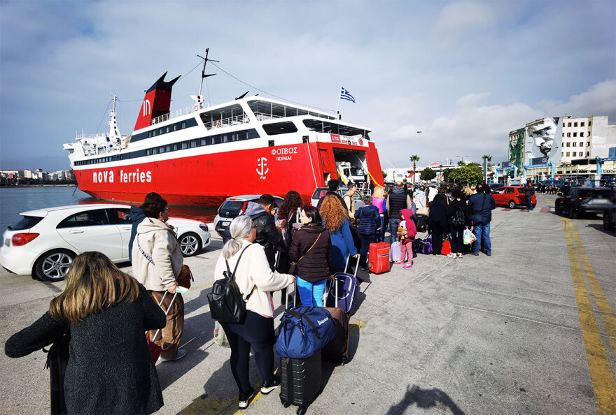 Έξοδος Πάσχα: «Σαν Δεκαπενταύγουστος» η εικόνα στο λιμάνι του Πειραιά