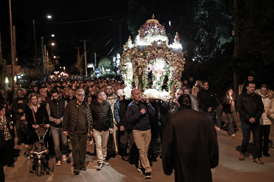 Σε κλίμα κατάνυξης η περιφορά των Επιταφίων - Δείτε φωτογραφίες και βίντεο