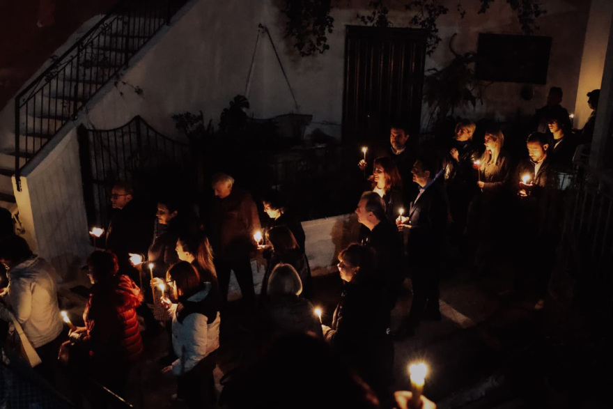 Σε κλίμα κατάνυξης η περιφορά των Επιταφίων - Δείτε φωτογραφίες και βίντεο