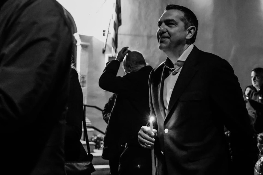 Σε κλίμα κατάνυξης η περιφορά των Επιταφίων - Δείτε φωτογραφίες και βίντεο