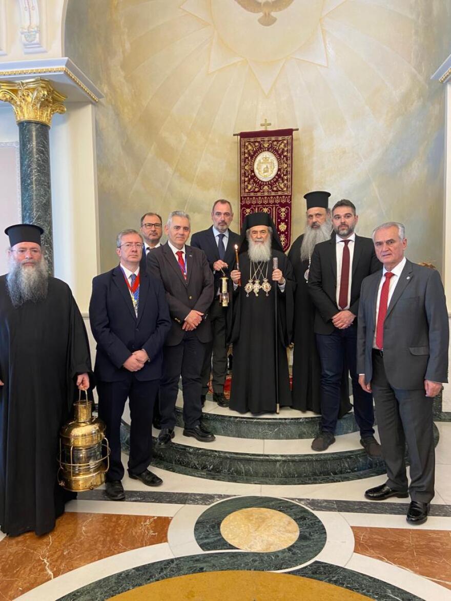 Άγιο Φως: Παρελήφθη από την ελληνική αποστολή