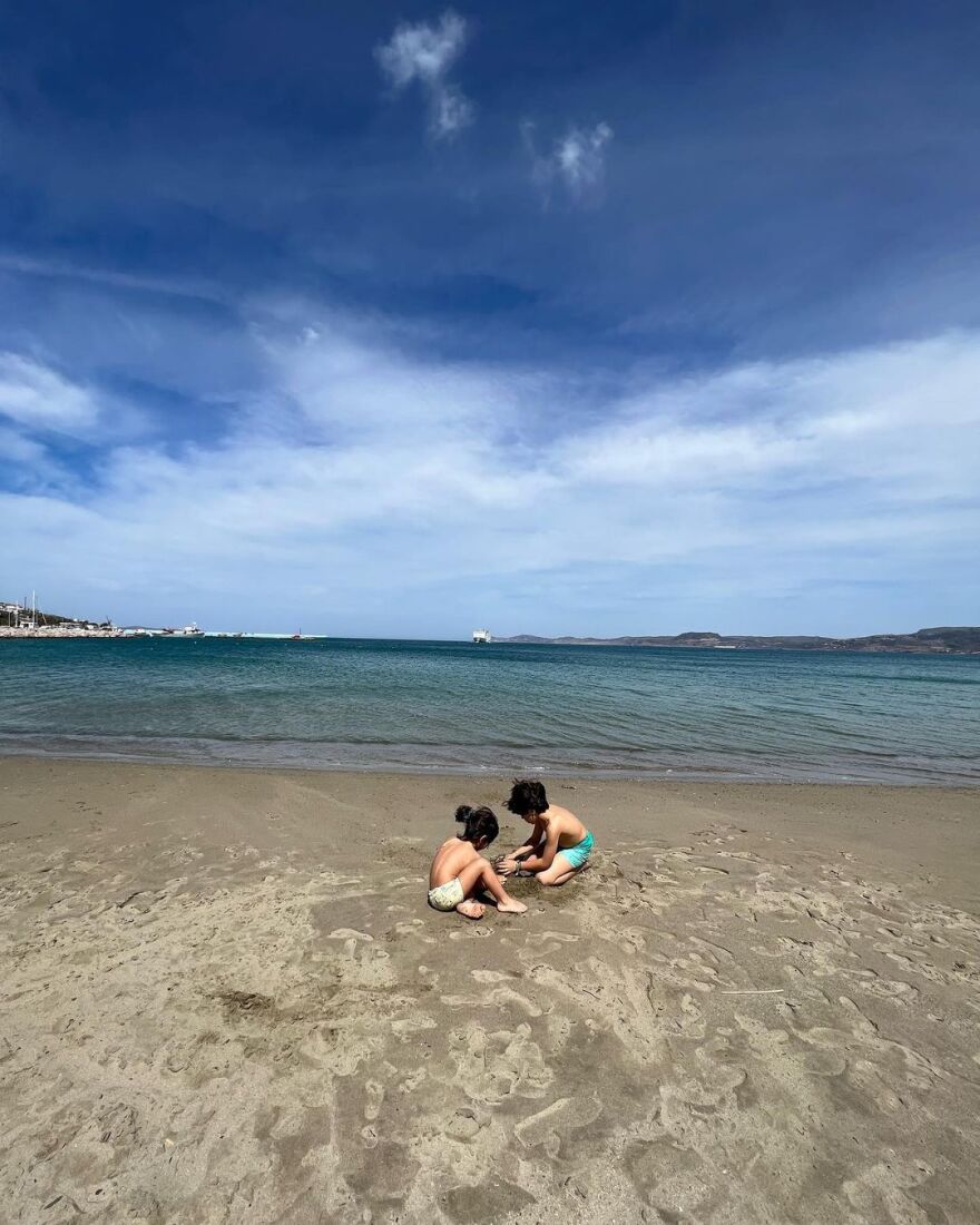 Κατερίνα Παπουτσάκη: Παίζει με τα παιδιά της στη θάλασσα της Κρήτης - Δείτε φωτογραφίες