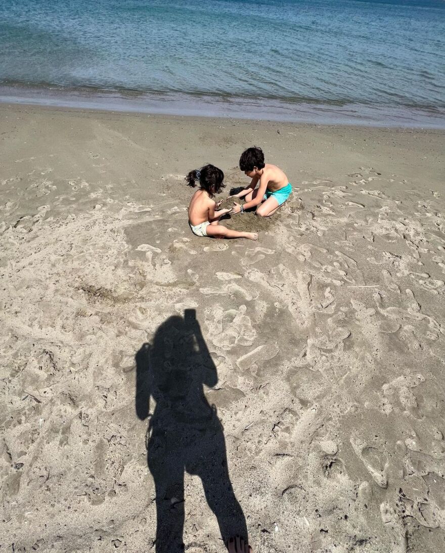 Κατερίνα Παπουτσάκη: Παίζει με τα παιδιά της στη θάλασσα της Κρήτης - Δείτε φωτογραφίες