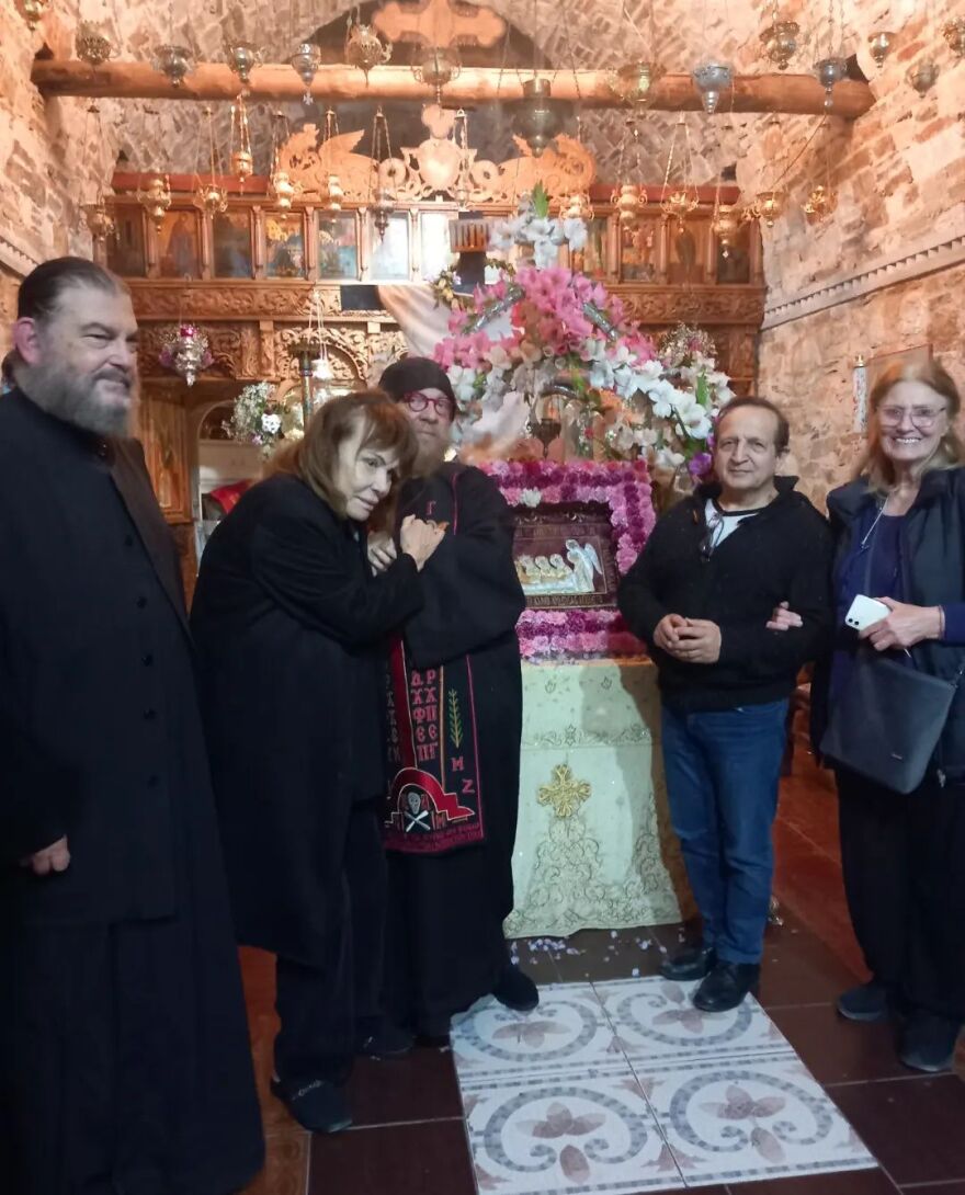 Η Μαίρη Χρονοπούλου στον Επιτάφιο στην Παιανία - Δείτε φωτογραφίες