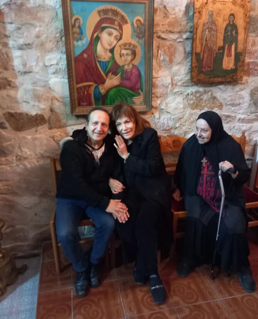 Η Μαίρη Χρονοπούλου στον Επιτάφιο στην Παιανία - Δείτε φωτογραφίες