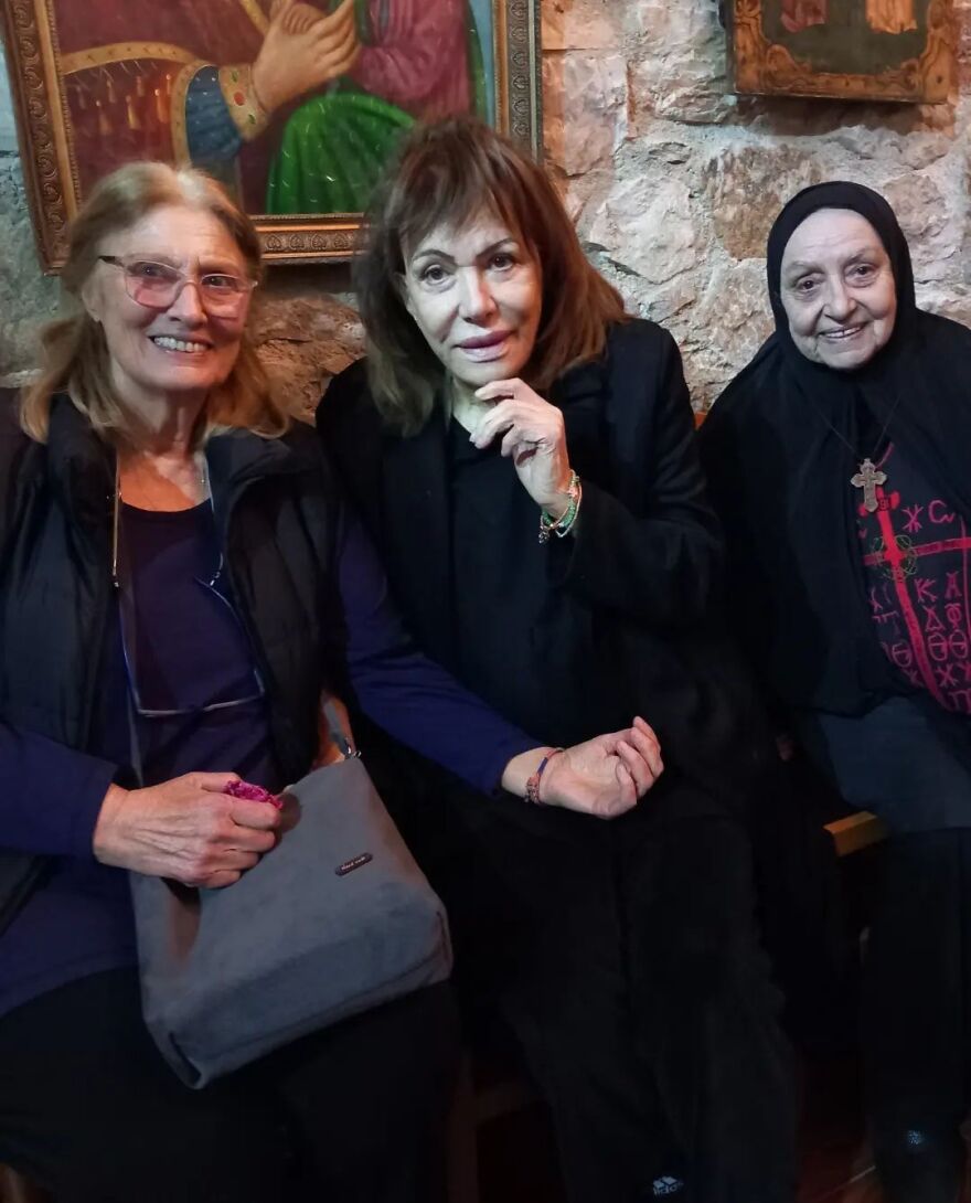 Η Μαίρη Χρονοπούλου στον Επιτάφιο στην Παιανία - Δείτε φωτογραφίες