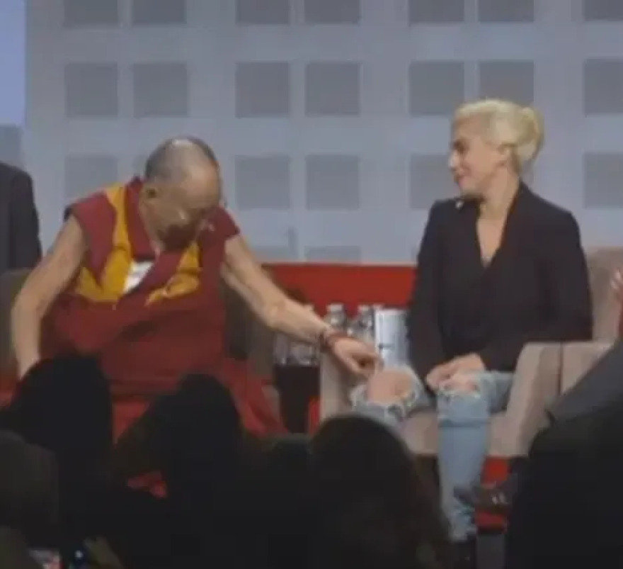 Δαλάι Λάμα: Όταν χάιδεψε το πόδι της Lady Gaga - Δείτε το βίντεο