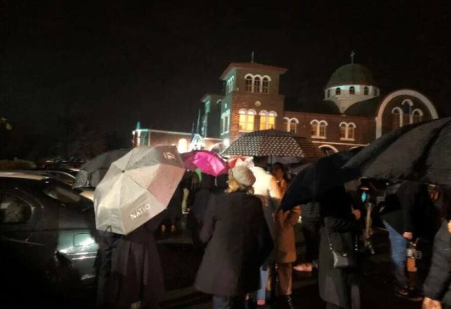 Μελβούρνη: Χιλιάδες Έλληνες έψαλαν το «Χριστός Ανέστη» υπό βροχή