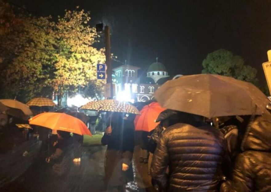 Μελβούρνη: Χιλιάδες Έλληνες έψαλαν το «Χριστός Ανέστη» υπό βροχή