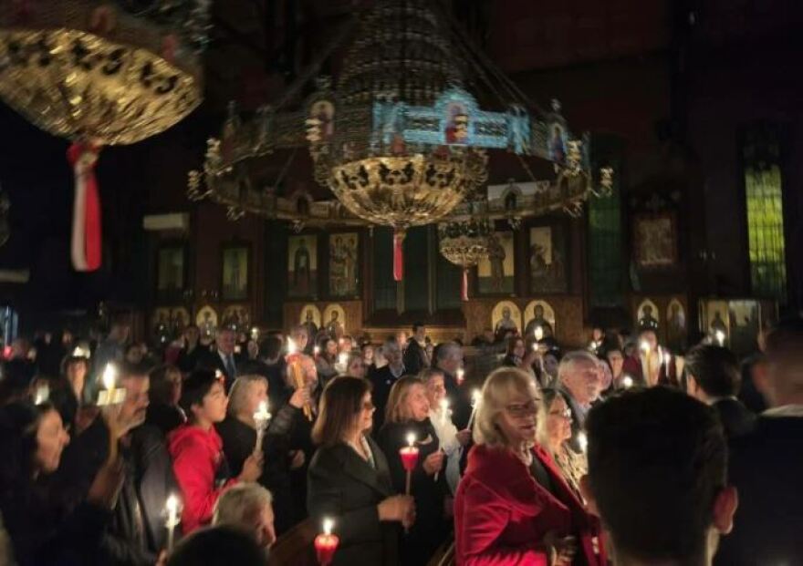 Μελβούρνη: Χιλιάδες Έλληνες έψαλαν το «Χριστός Ανέστη» υπό βροχή