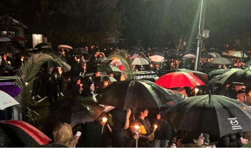 Μελβούρνη: Χιλιάδες Έλληνες έψαλαν το «Χριστός Ανέστη» υπό βροχή