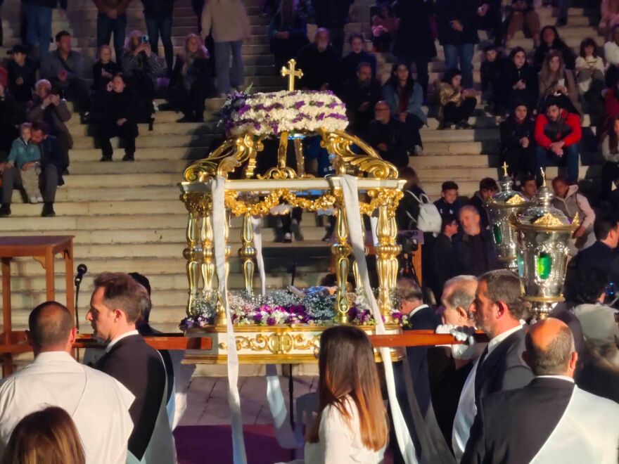 Σύρος: Xιλιάδες πιστοί στην περιφορά του επιταφίου στην Ερμούπολη