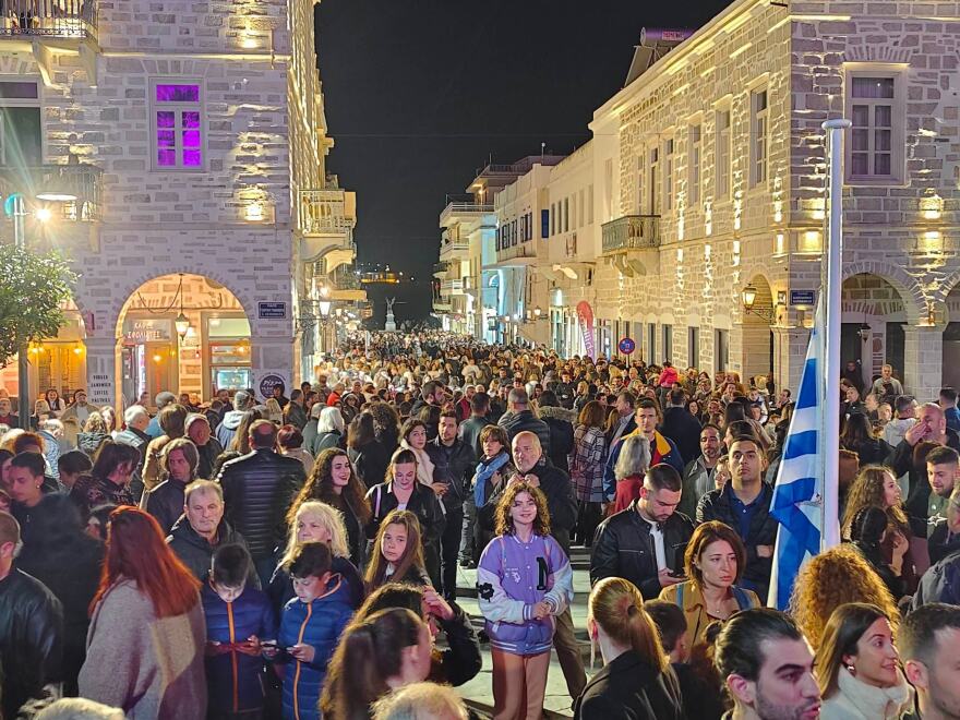 Σύρος: Xιλιάδες πιστοί στην περιφορά του επιταφίου στην Ερμούπολη