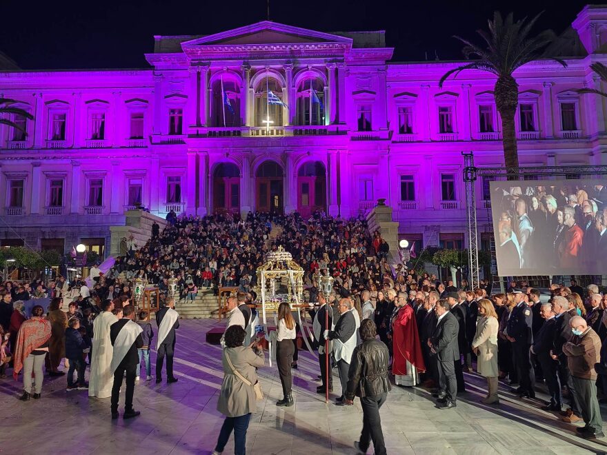 Σύρος: Xιλιάδες πιστοί στην περιφορά του επιταφίου στην Ερμούπολη