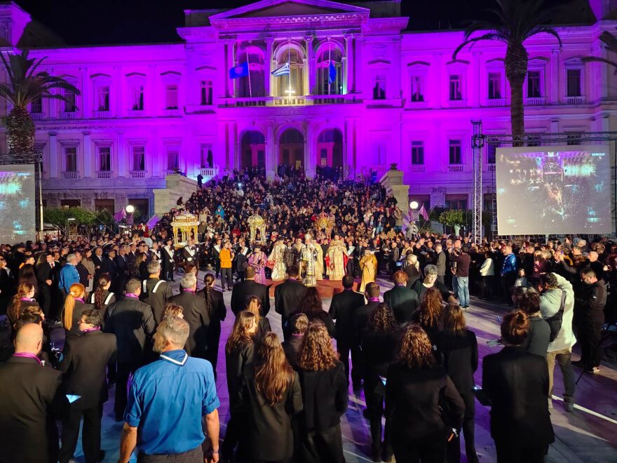 Σύρος: Xιλιάδες πιστοί στην περιφορά του επιταφίου στην Ερμούπολη