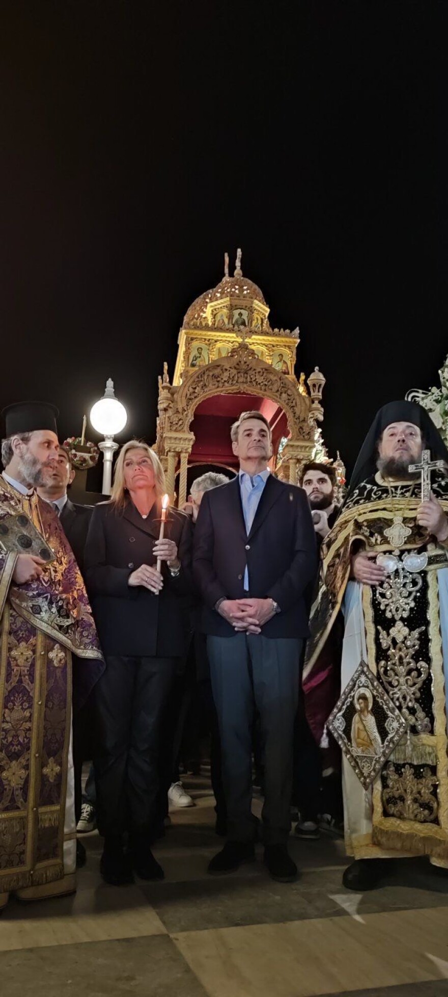 Στην Τήνο ο Μητσοτάκης - Παρακολούθησε την ακολουθία και την περιφορά του Επιταφίου