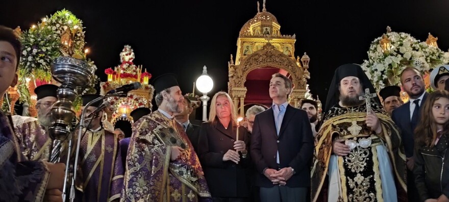 Στην Τήνο ο Μητσοτάκης - Παρακολούθησε την ακολουθία και την περιφορά του Επιταφίου