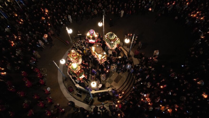 Στην Τήνο ο Μητσοτάκης - Παρακολούθησε την ακολουθία και την περιφορά του Επιταφίου