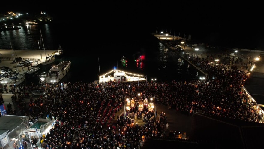 Στην Τήνο ο Μητσοτάκης - Παρακολούθησε την ακολουθία και την περιφορά του Επιταφίου