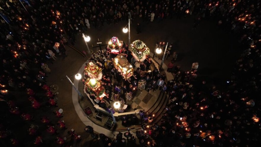 Στην Τήνο ο Μητσοτάκης - Παρακολούθησε την ακολουθία και την περιφορά του Επιταφίου