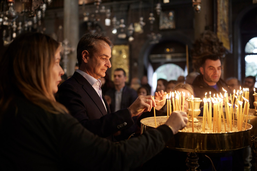 Την πρώτη Ανάσταση στη Μεγαλόχαρη της Τήνου παρακολούθησε ο Μητσοτάκης - Δείτε φωτογραφίες
