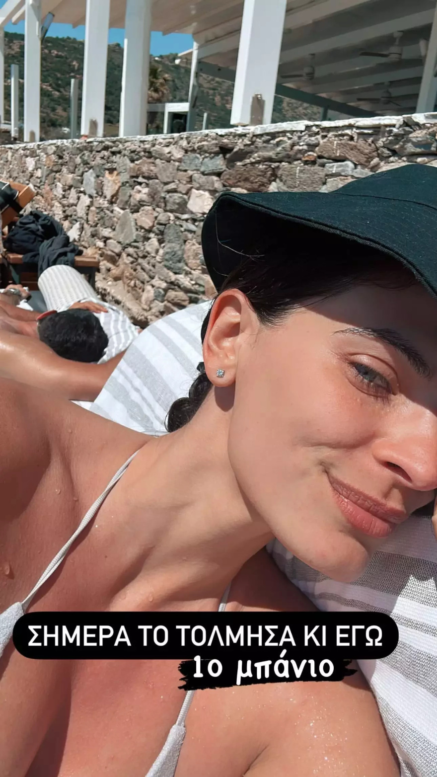 Η Χριστίνα Μπόμπα απολαμβάνει το Πάσχα στην παραλία