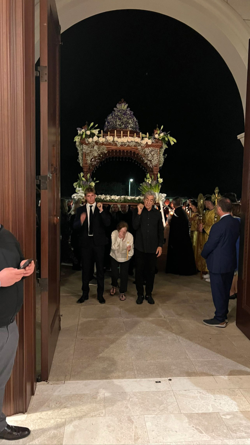 Οι γιοι του Παύλου Γλύξμπουργκ σήκωσαν τον Επιτάφιο στα Χάμπτονς - Δείτε βίντεο