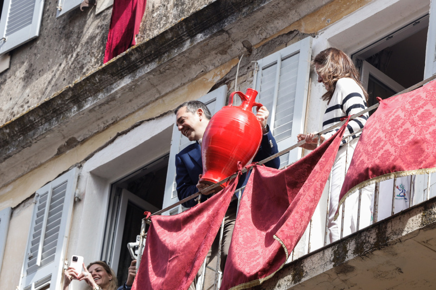 Πάσχα 2023: Ο Τσίπρας πέταξε «μπότη» στην Κέρκυρα - Δείτε βίντεο και φωτογραφίες