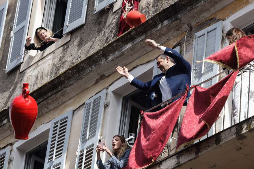 Πάσχα 2023: Ο Τσίπρας πέταξε «μπότη» στην Κέρκυρα - Δείτε βίντεο και φωτογραφίες