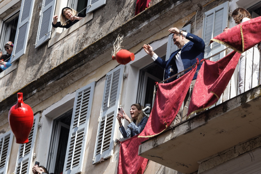 Πάσχα 2023: Ο Τσίπρας πέταξε «μπότη» στην Κέρκυρα - Δείτε βίντεο και φωτογραφίες