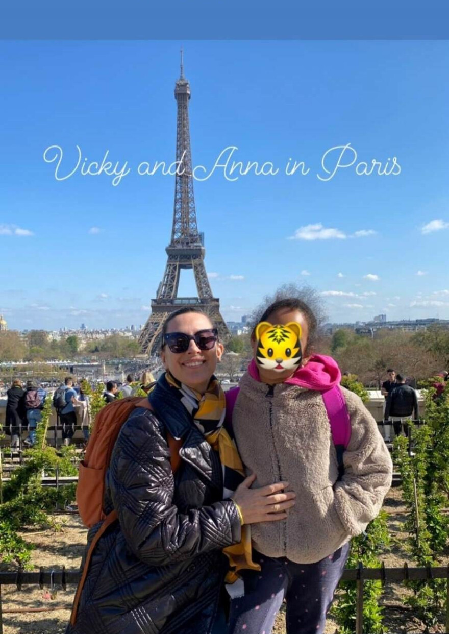 Βίκυ Βολιώτη: H ηθοποιός ταξίδεψε στο Παρίσι μαζί με την κόρη της