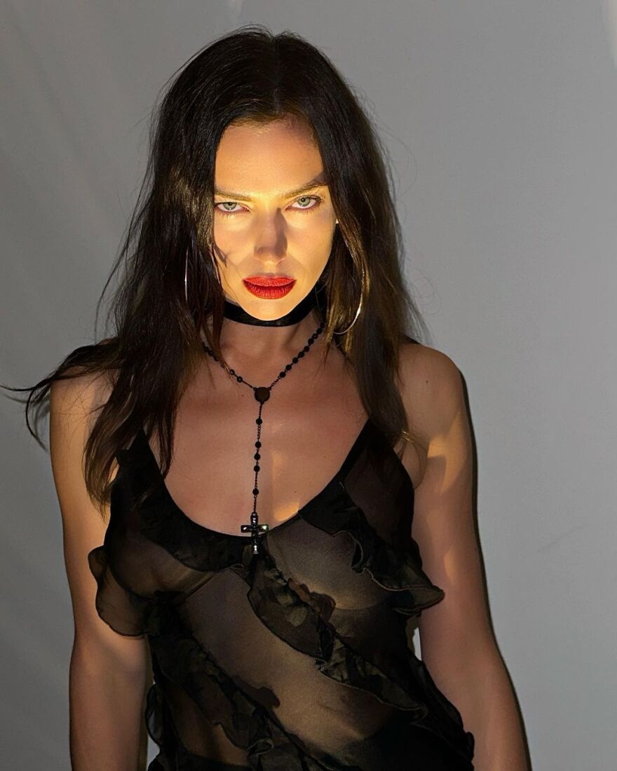 Η Ιρίνα Σέικ με μαύρο διάφανο φόρεμα στο Coachella