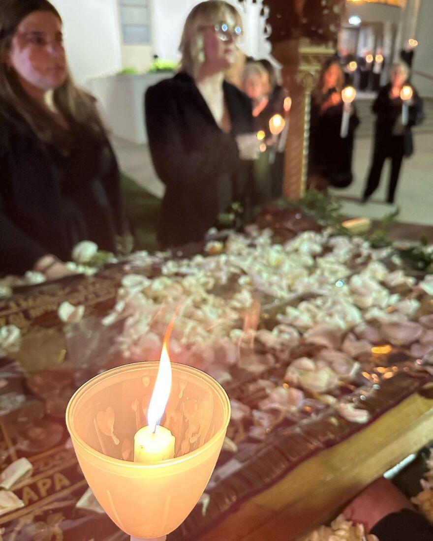 Η Ρίτα Γουίλσον εύχεται στα ελληνικά για την Ανάσταση μαζί με τον Τομ Χανκς