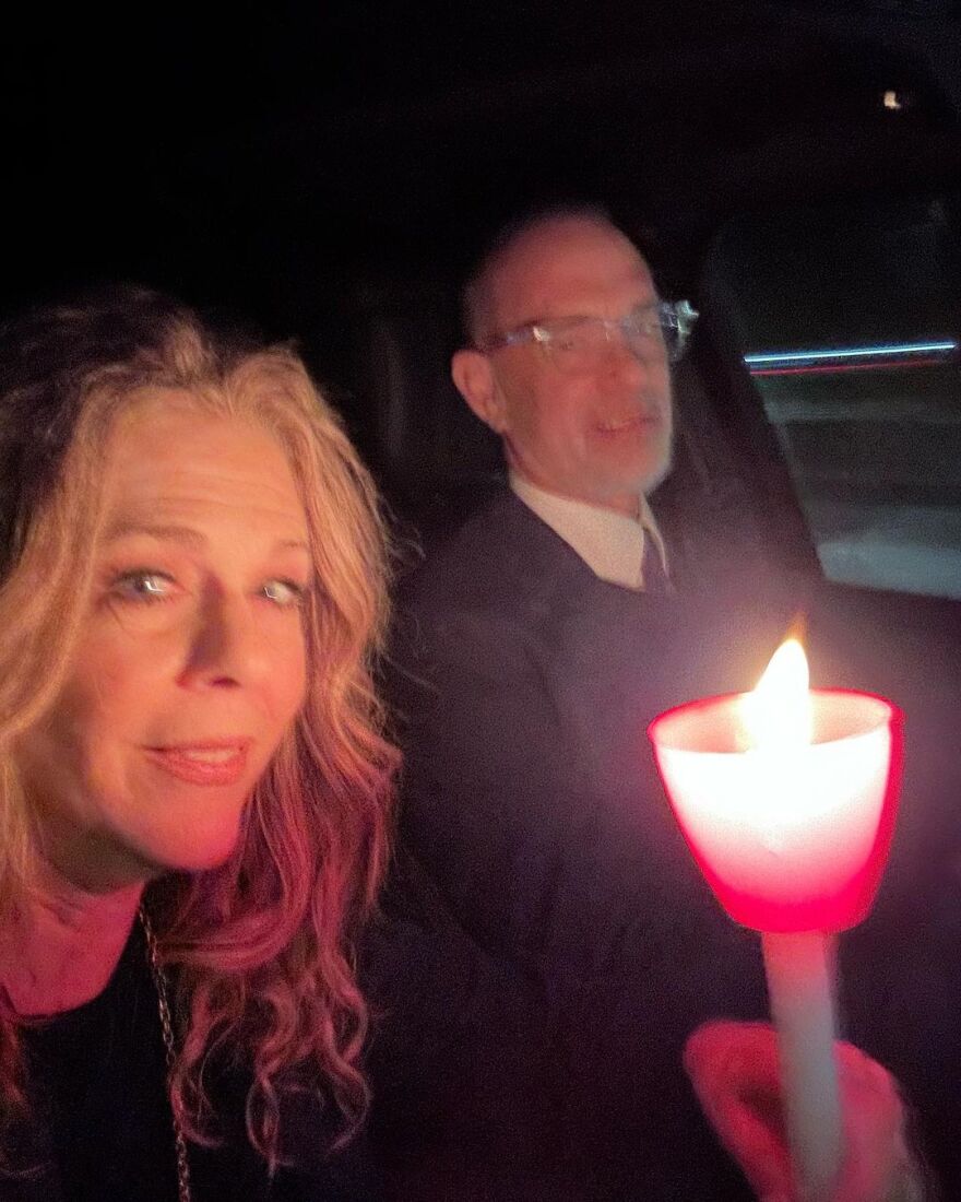 Η Ρίτα Γουίλσον εύχεται στα ελληνικά για την Ανάσταση μαζί με τον Τομ Χανκς