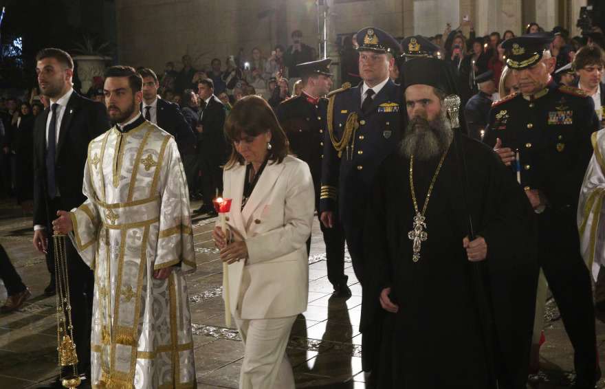 Ανάσταση: Στην Αθήνα η Σακελλαροπούλου, στην Τήνο ο Μητσοτάκης - Πού γιόρτασαν οι πολιτικοί αρχηγοί