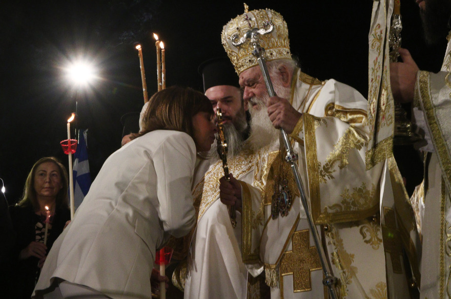 Ανάσταση: Στην Αθήνα η Σακελλαροπούλου, στην Τήνο ο Μητσοτάκης - Πού γιόρτασαν οι πολιτικοί αρχηγοί