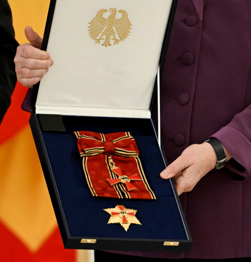 Γερμανία: Η Μέρκελ τιμήθηκε με τον Μεγαλόσταυρο του Τάγματος της Αξίας από τον Σταϊνμάιερ γιατί κράτησε ενωμένη την Ευρωζώνη