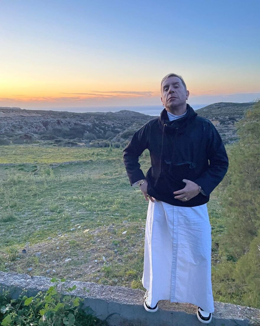 Γιώργος Μαζωνάκης: Ποζάρει με λευκό ράσο - Δείτε φωτογραφίες