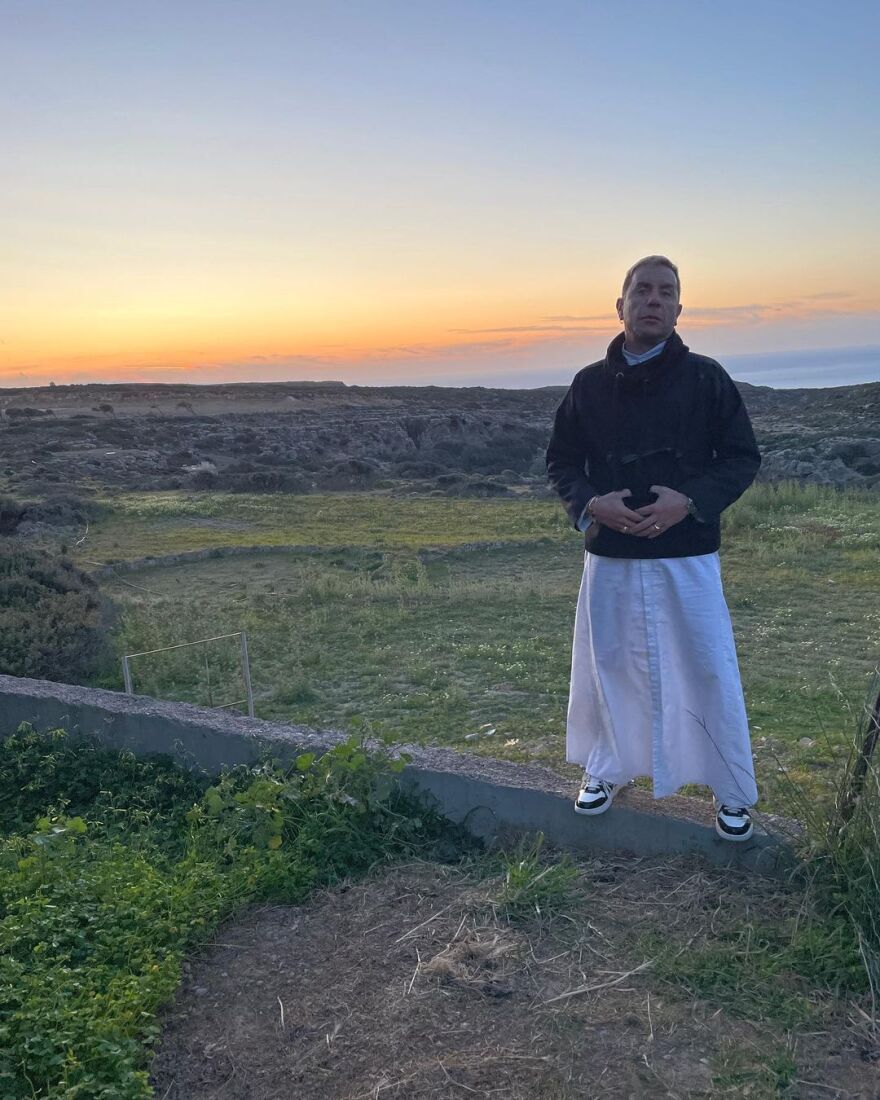 Γιώργος Μαζωνάκης: Ποζάρει με λευκό ράσο - Δείτε φωτογραφίες