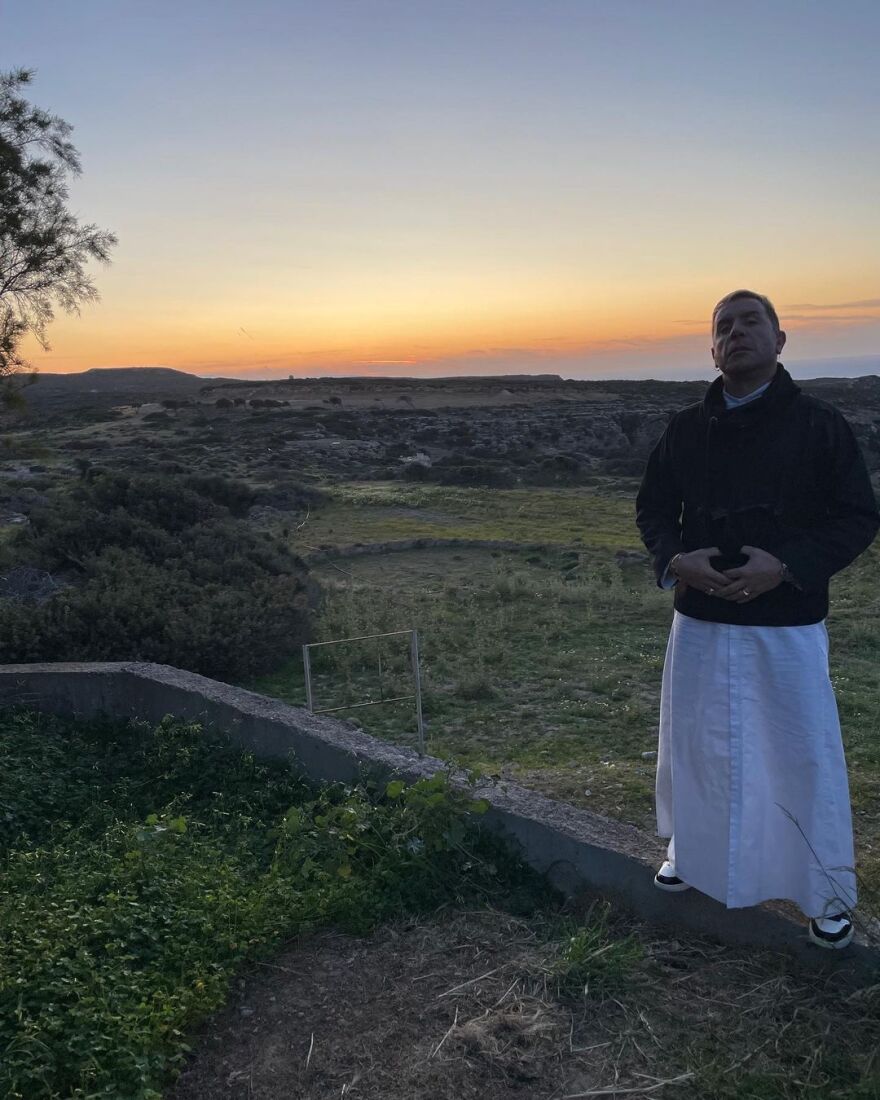 Γιώργος Μαζωνάκης: Ποζάρει με λευκό ράσο - Δείτε φωτογραφίες