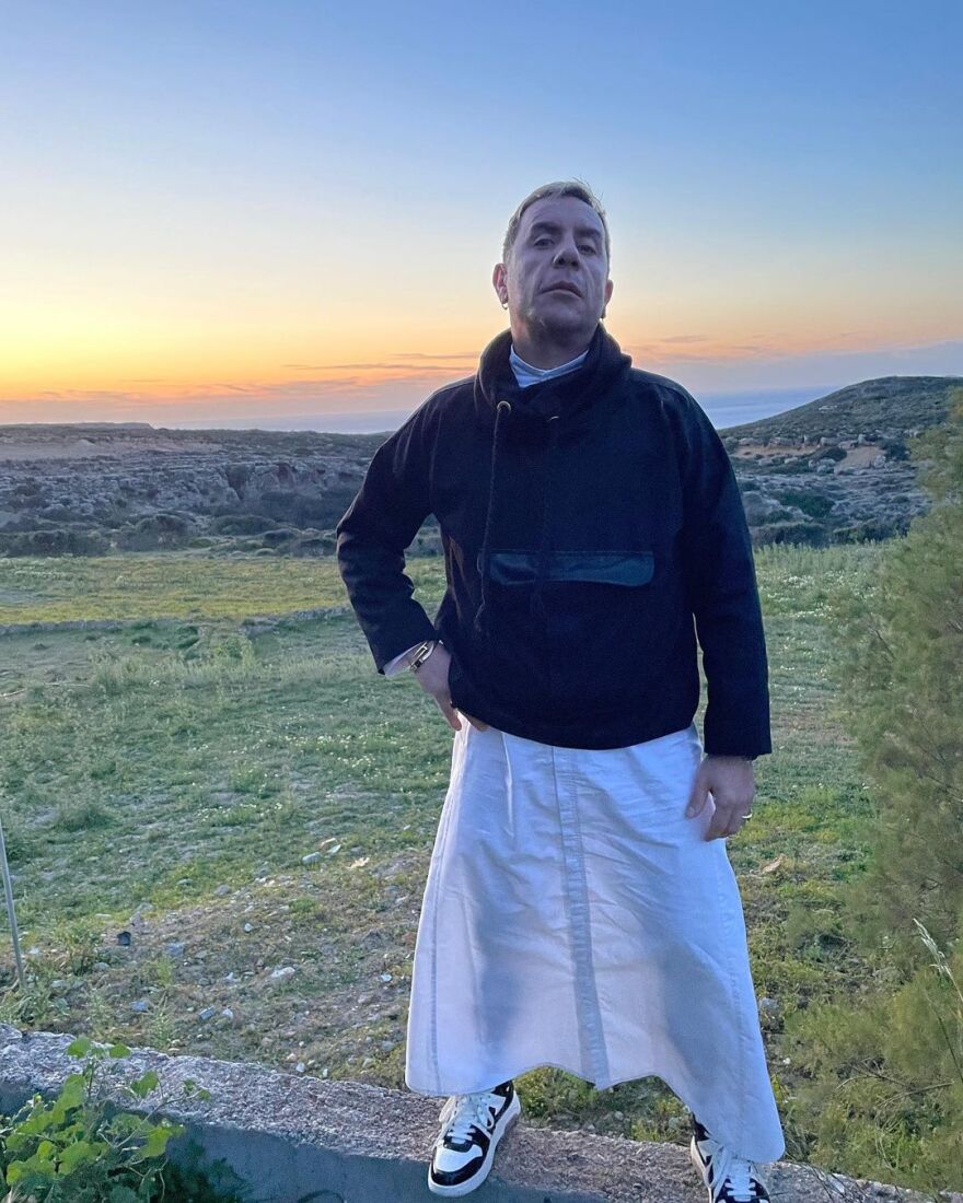 Γιώργος Μαζωνάκης: Ποζάρει με λευκό ράσο - Δείτε φωτογραφίες