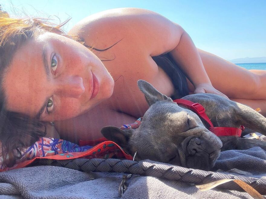 Δανάη Μπάρκα: Έκανε το πρώτο της μπάνιο στη θάλασσα - Δείτε φωτογραφίες