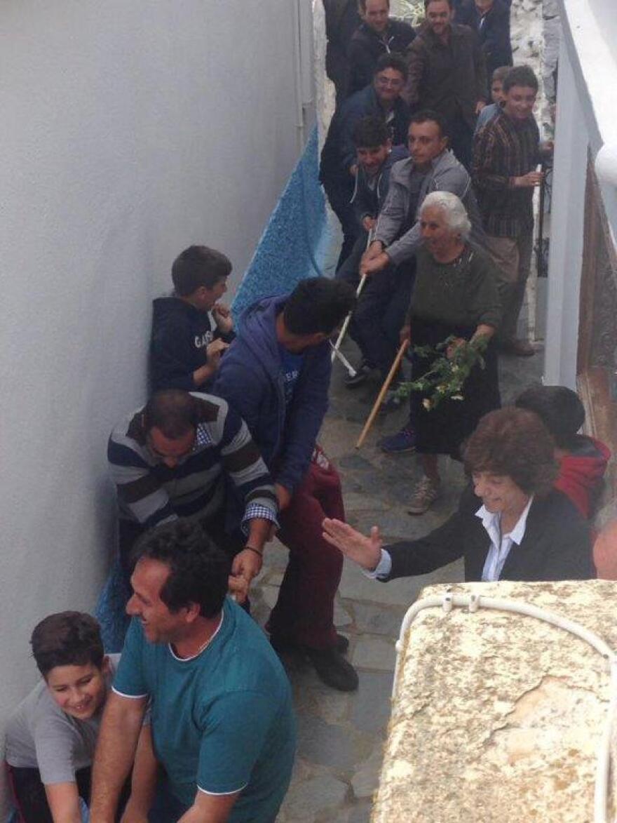 Πάσχα 2023: Τα Σύρματα, ένα ιδιαίτερο έθιμο στο χωριό Σπόα της Καρπάθου τη Δευτέρα του Πάσχα