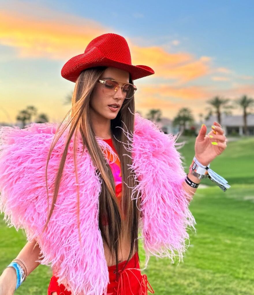 Αλεσάντρα Αμπρόσιο: Η φανταχτερή εμφάνισή της στο Coachella - Δείτε φωτογραφίες