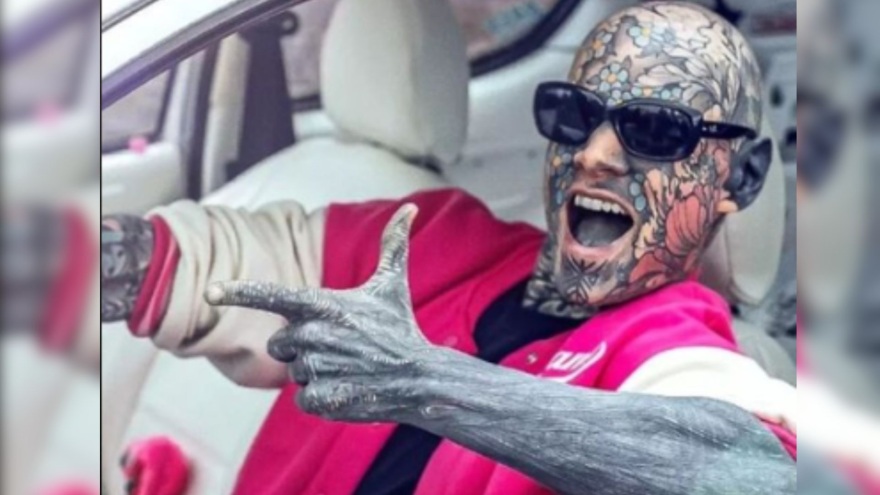 Ο άνδρας με τα περισσότερα τατουάζ στον κόσμο είναι δάσκαλος σε δημοτικό σχολείο