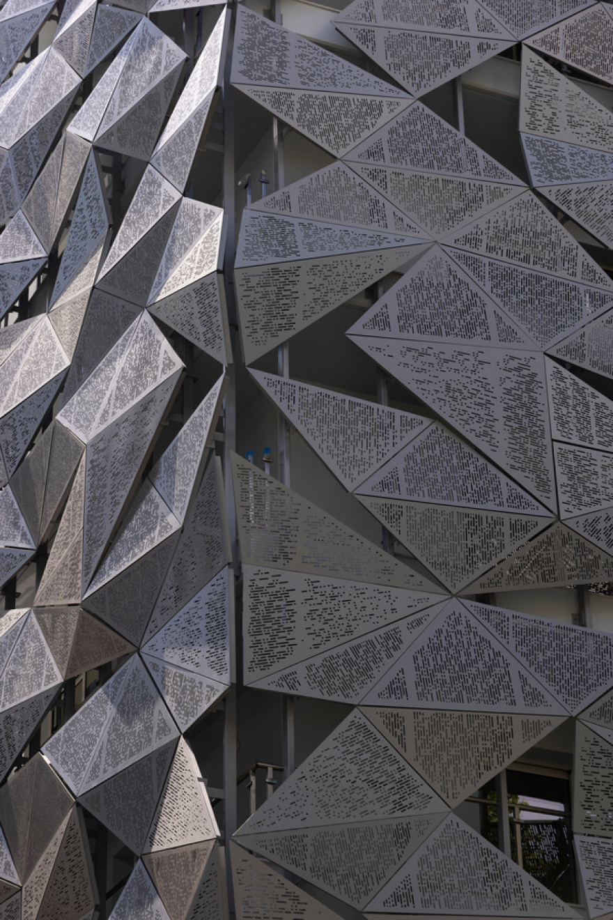 Θεσσαλονίκη: Κτίριο αλλάζει χρώμα ανάλογα με τον καιρό - Δείτε φωτογραφίες