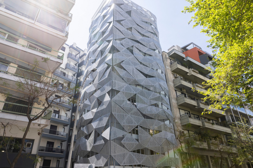 Θεσσαλονίκη: Κτίριο αλλάζει χρώμα ανάλογα με τον καιρό - Δείτε φωτογραφίες