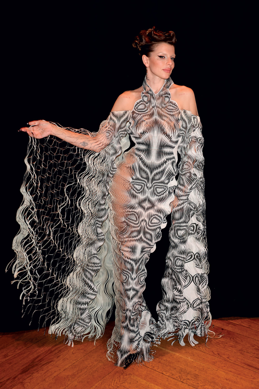 Τζούλια Φοξ:  Μαστίγωνε πελάτες ως dominatrix και τώρα παίρνει συνεντεύξεις από εγκληματίες και απόκληρους