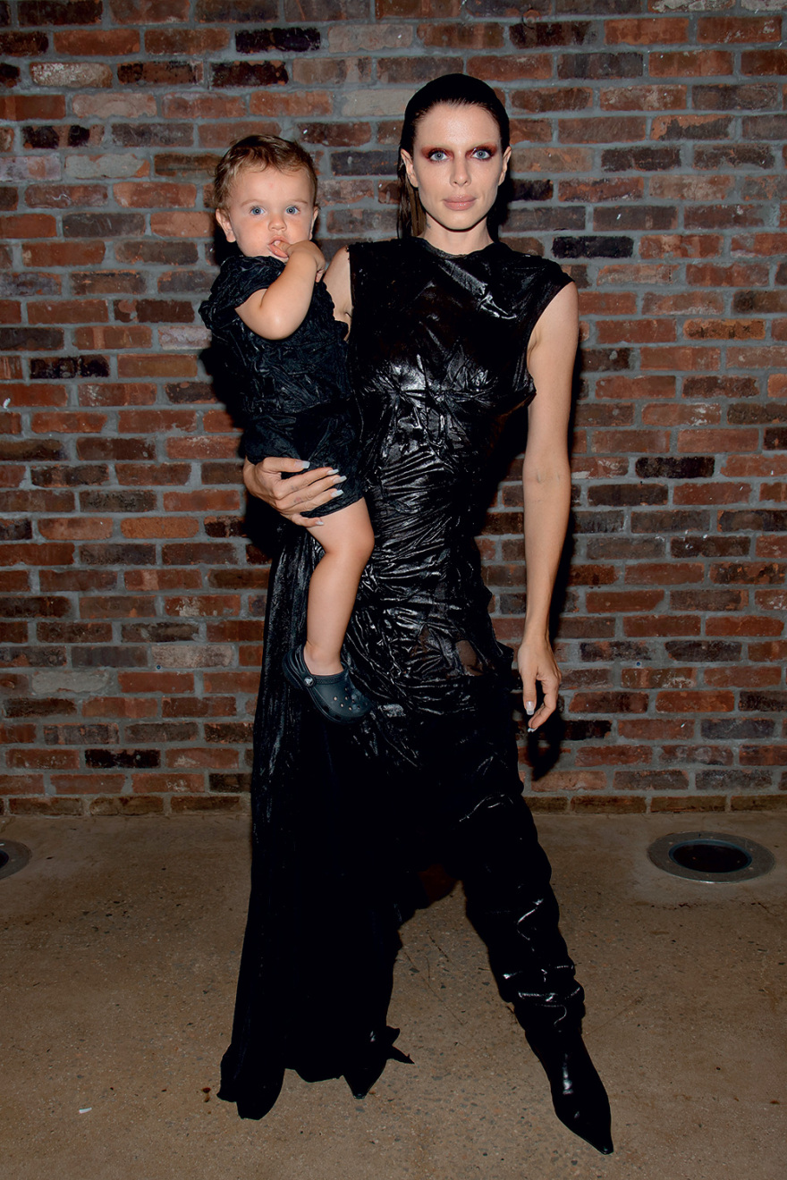 Τζούλια Φοξ:  Μαστίγωνε πελάτες ως dominatrix και τώρα παίρνει συνεντεύξεις από εγκληματίες και απόκληρους